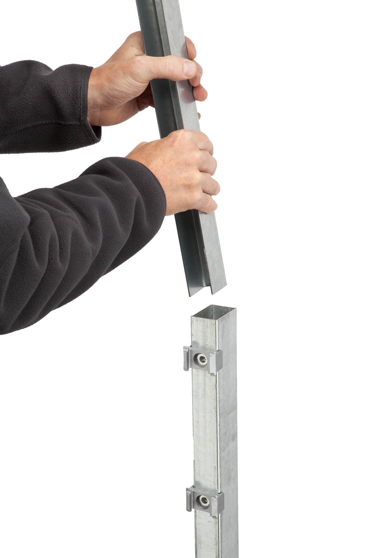 Anwedungsbild einer Pfostenverstärkung der Länge 120 cm für einen 60x40 mm Pfosten.