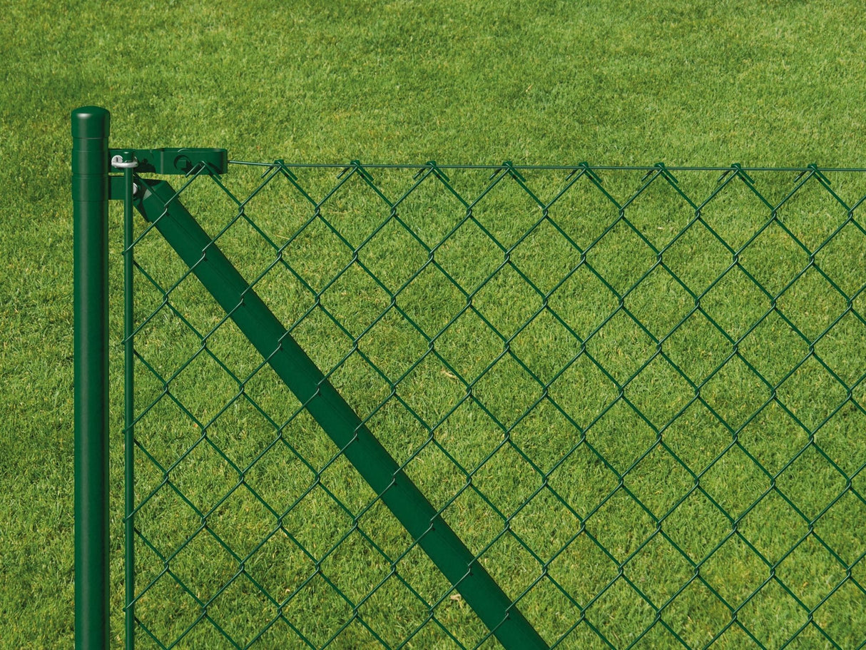 Eine Detailaufnahme von einem aufgebauten Maschendrahtzaun mit Pfosten in gruen.