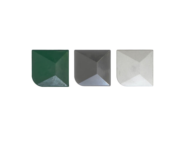 Darstellung der Kappen für Eckpfosten aus Aluminium in drei Farben Anthrazit, Grün und Verzinkt. 