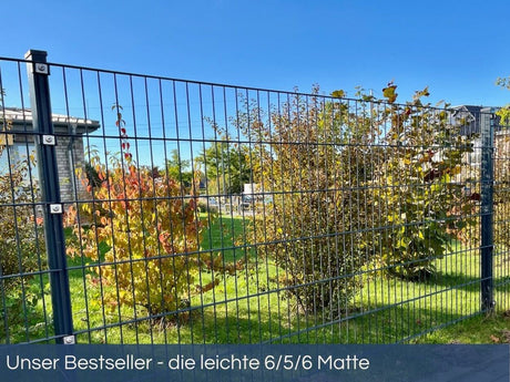 Ein im Garten aufgebauter Doppelstabmattenzaun in der leichten 6/5/6 Ausführung (Anthrazit) mit Edelstahl-Plättchen-Befestigung am Zaunpfosten.