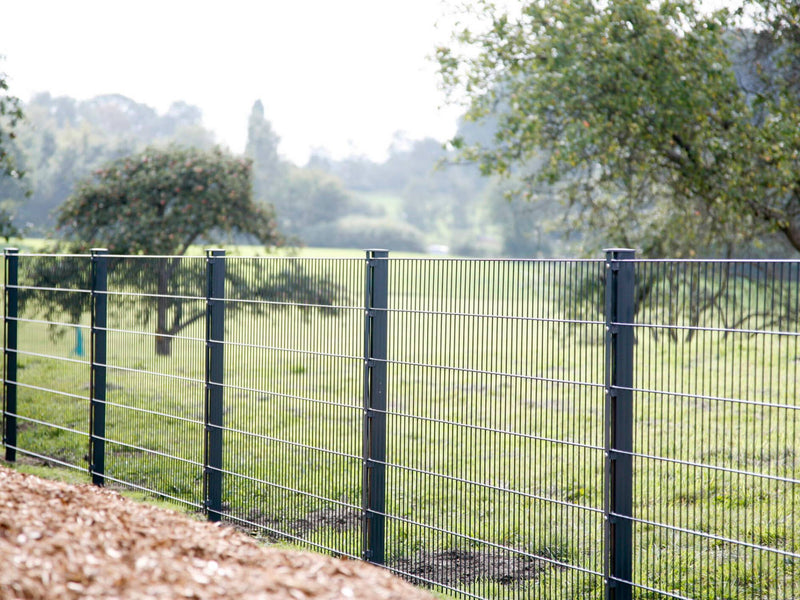 Langer Doppelstabmattenzaun Komplettset für große Gartenabgrenzungen.