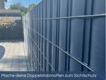 Anthrazitfarbener Doppelstabmattenzaun mit eingeflochtenem, gerilltem Sichtschutz für modernen Sichtschutz im Außenbereich.