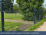 Vollständige Grundstücksabgrenzung mit einem anthrazitfarbenen Doppelstabmattenzaun und passendem Gartentor aus dem Online-Konfigurator.
