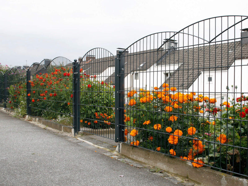 Gartentor aus Metall als eleganter Schmuckzaun-Eingang für den Garten