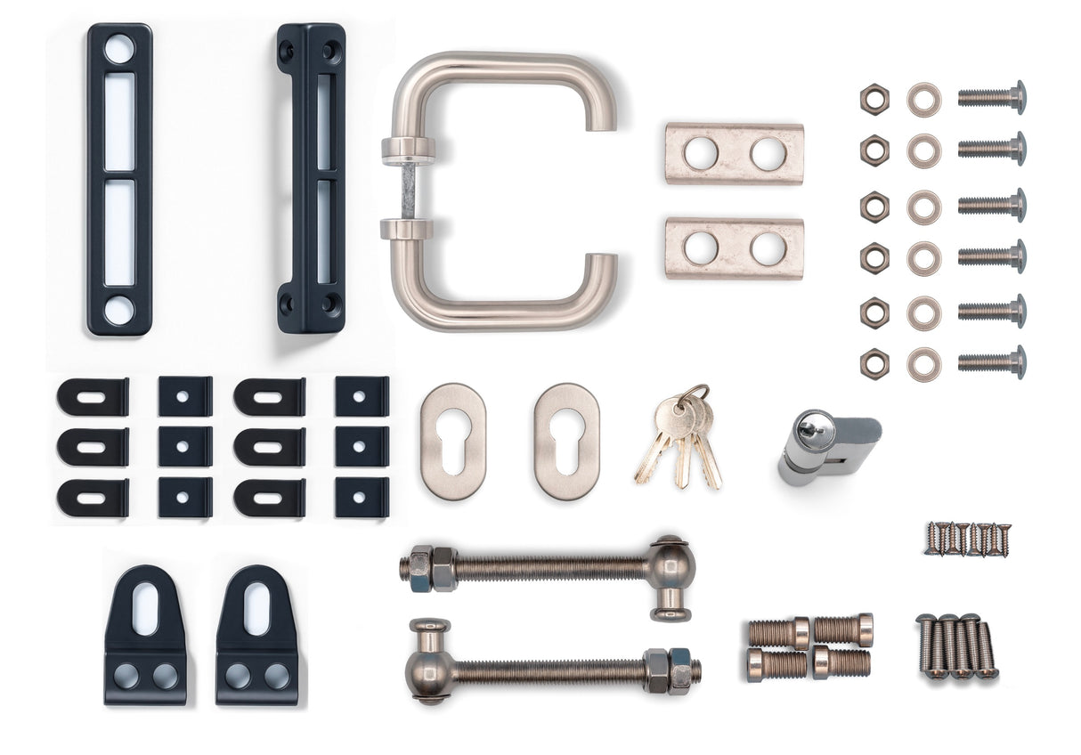 Detaildarstellung vom Zubehör das im Lieferumfang bei der Gartentür Kompakt enthalten ist. Türdrücker, Toranschlag, Schloss, Schlüssel, Scharnierschrauben, Befestigungsschrauben, Zaunanschlusswinkel für Doppelstabmatten und die richtige Aufhängung.