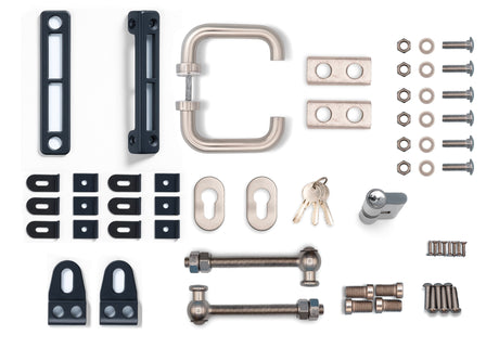 Detaildarstellung vom Zubehör das im Lieferumfang bei der Gartentür Kompakt enthalten ist. Türdrücker, Toranschlag, Schloss, Schlüssel, Scharnierschrauben, Befestigungsschrauben, Zaunanschlusswinkel für Doppelstabmatten und die richtige Aufhängung.