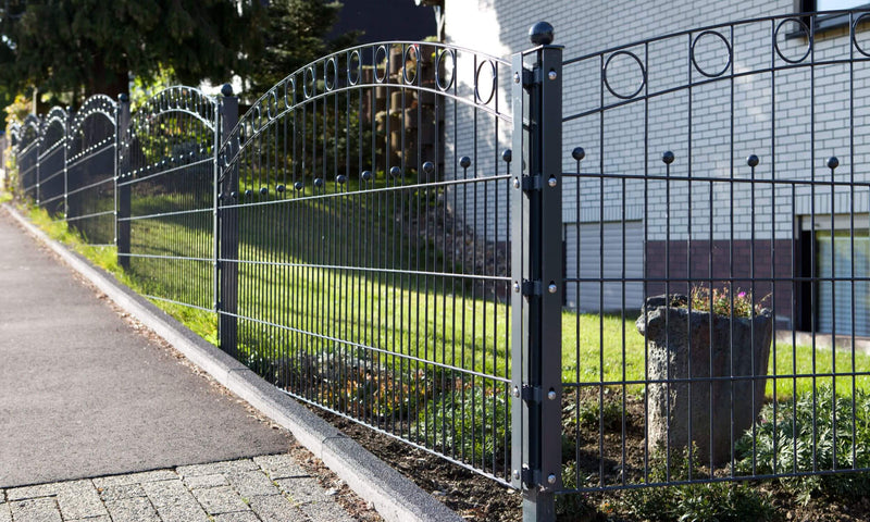 Eleganter, langer Gartenzaun aus Metall in Anthrazit als Schmuckzaun für eine stilvolle Abgrenzung.